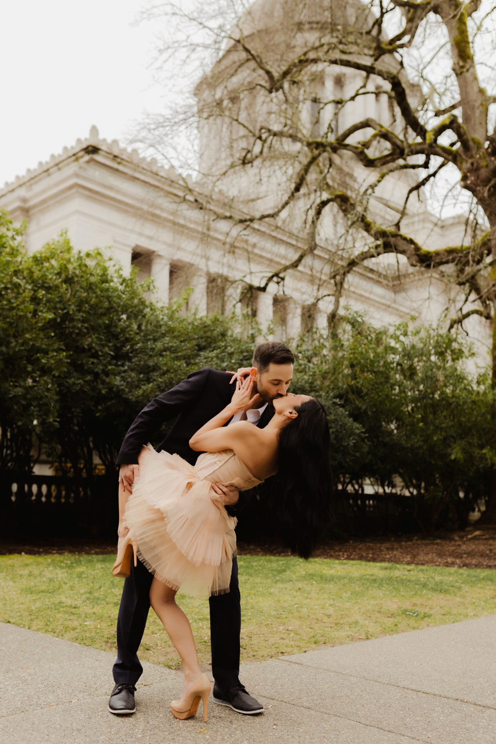 a couple kissing in front of washington state capitol building